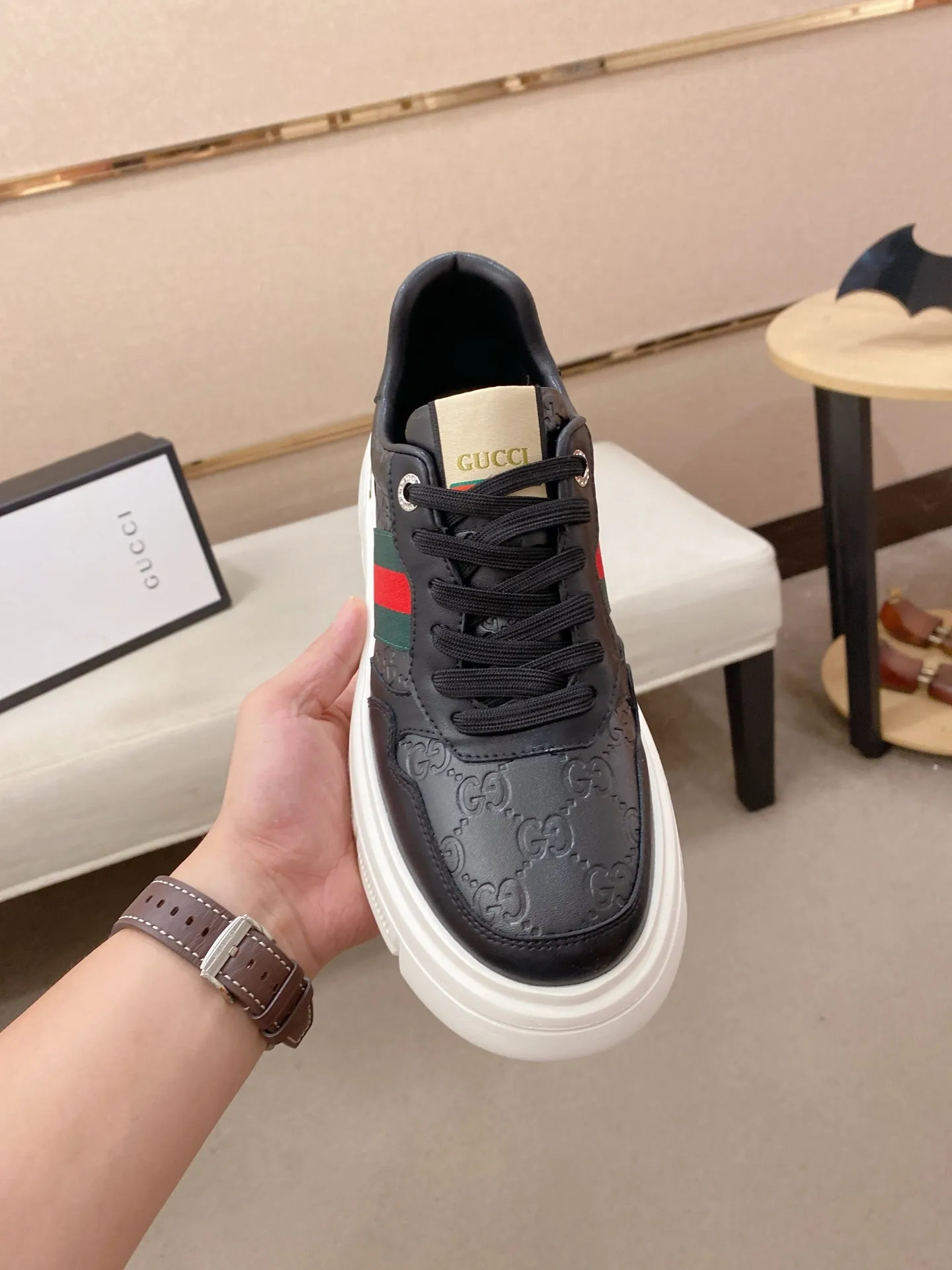 Men's shoes💰 420💰The new GUCCI (Gucci) counters are launched simultaneously. The new men's shoes, 😘fabrics are selected from imported cowhide, and the lining is sheepskin lining. 👍🏿 High-end ☄️ air-cushion molded anti-slip rubber outsole, exquisite lines, simple and elegant, comfortable and high-end for leisure travel. Code number: 38 to 44 (45 can be customized and cannot be returned or exchanged)